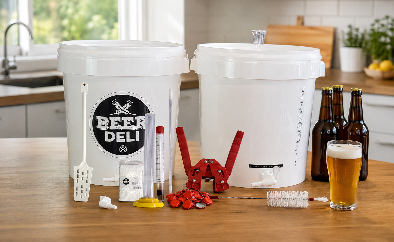 Κιτ ζυθοποίησης και beer kit σε πάγκο κουζίνας για αρχάριους